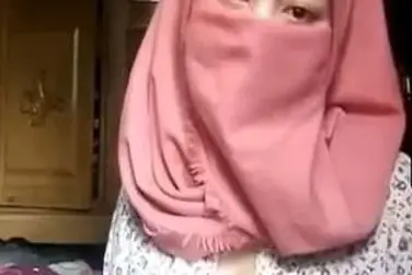 Ukhti Hijab Pink Cantik Bersantai Di Kasur poster